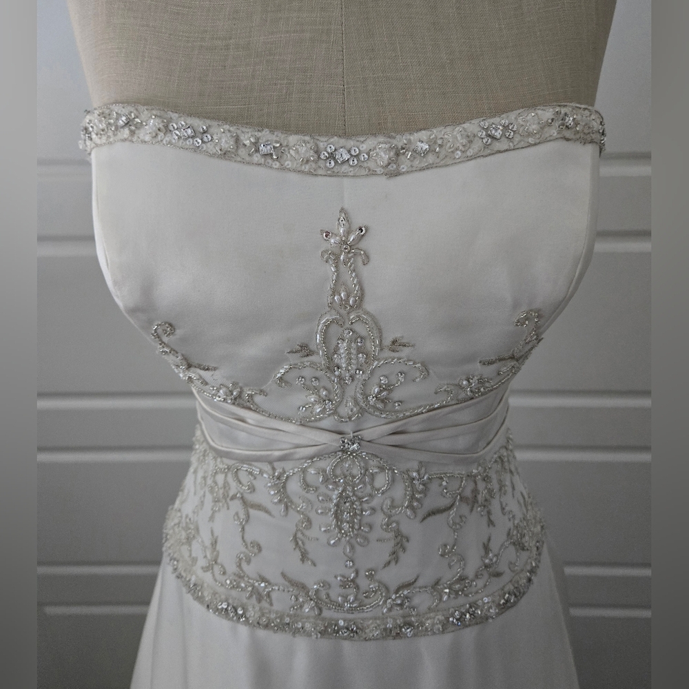 Elegant White Strapless Wedding Dress - Picture 2 of 9